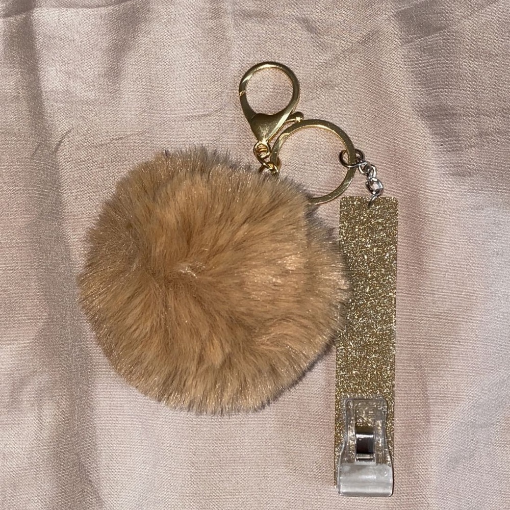 Card Grabber w/Tan Pom Pom ✨💛